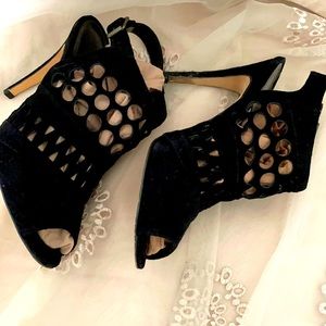 Hello Manolo! 🔥 Sexy suede heels with ankle buckle